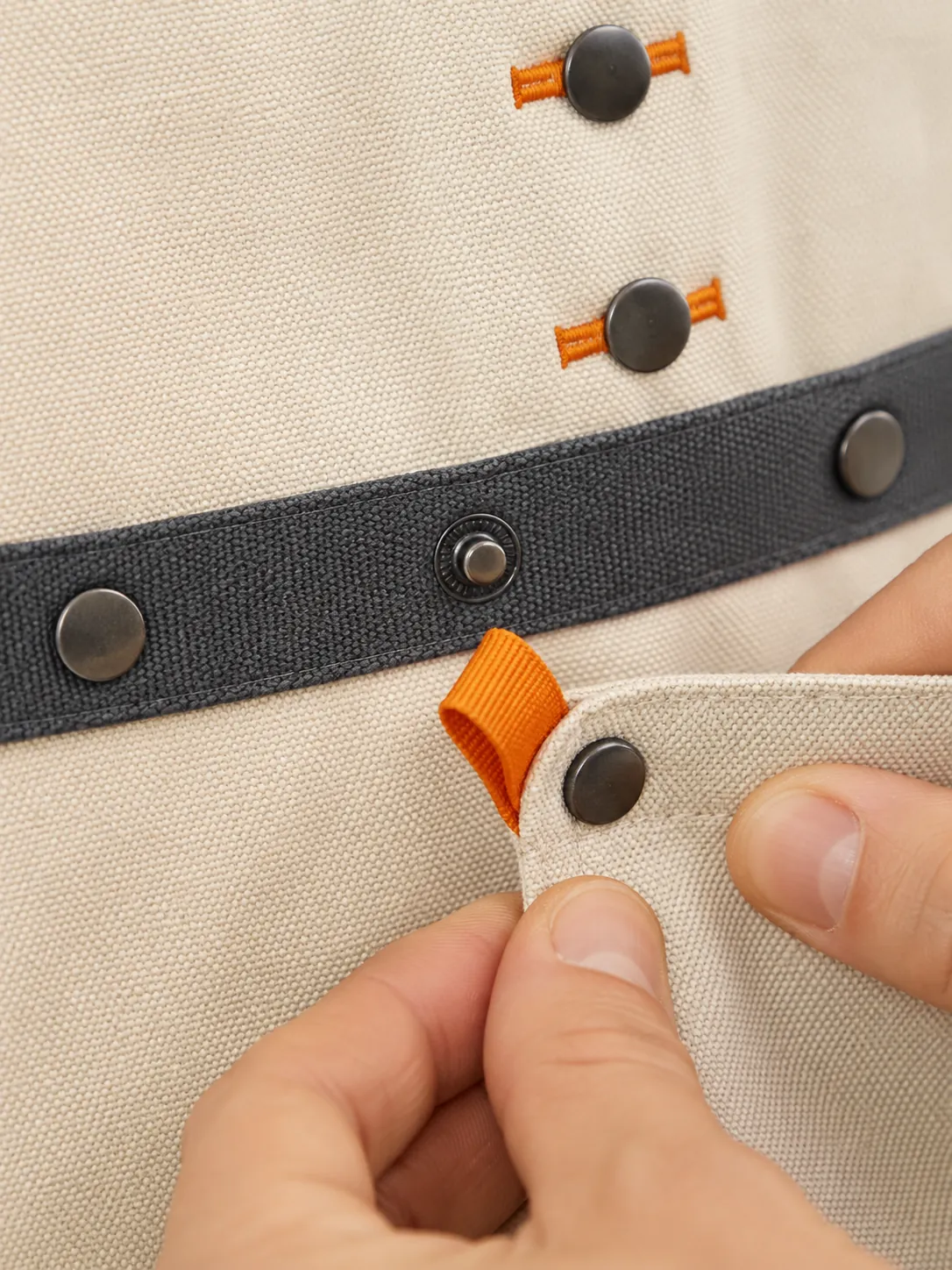 Cross-Back Kitchen Apron, close-up of the snap rail and pull tab